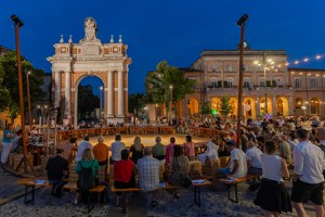 Piano urbanistico generale, in trecento in piazza attorno al tavolo del Festival per discutere del cambiamento climatico