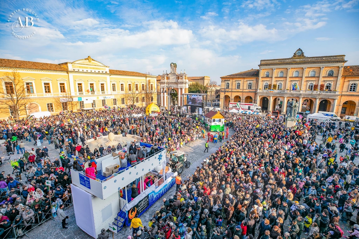 Circa 10mila persone per il Carnevale, dai carri lanciati 3mila palloni, mille uova di Pasqua e 15 quintali di caramelle