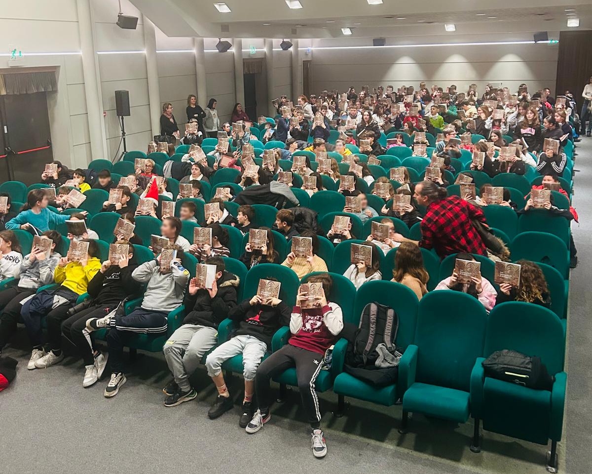 I ragazzi e le ragazze di prima media al Supercinema per la consegna del libro su Santarcangelo