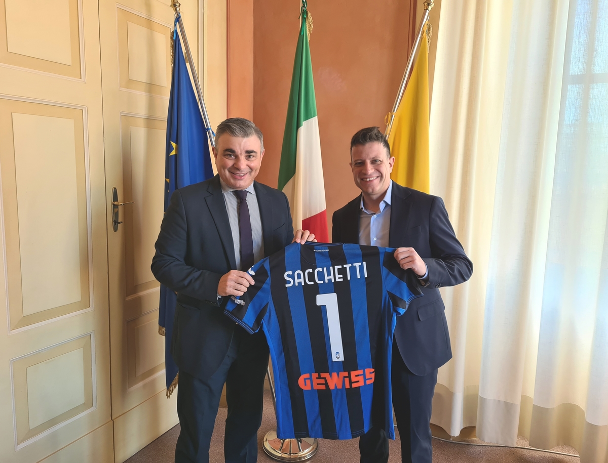 Il segretario generale Marco Semprini dona una maglia dell’Atalanta al sindaco Filippo Sacchetti