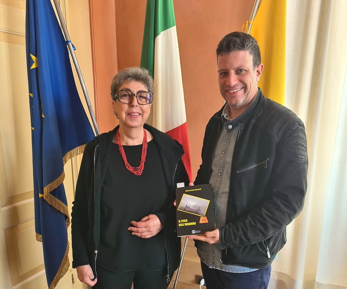 La scrittrice Maria Grazia Innocenti ha presentato il suo nuovo libro al sindaco Filippo Sacchetti