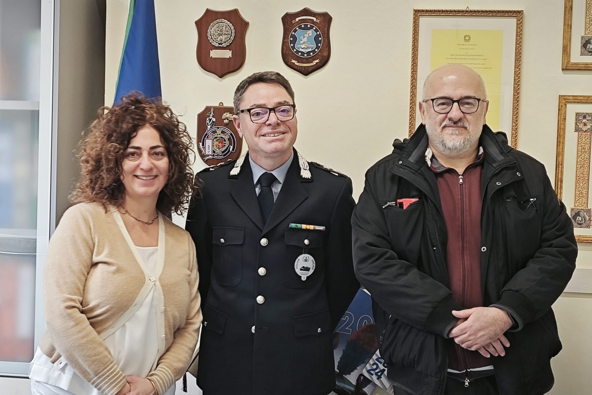 Polizia locale, donati in beneficenza trenta giubbotti contraffatti sequestrati alla Fiera di San Martino