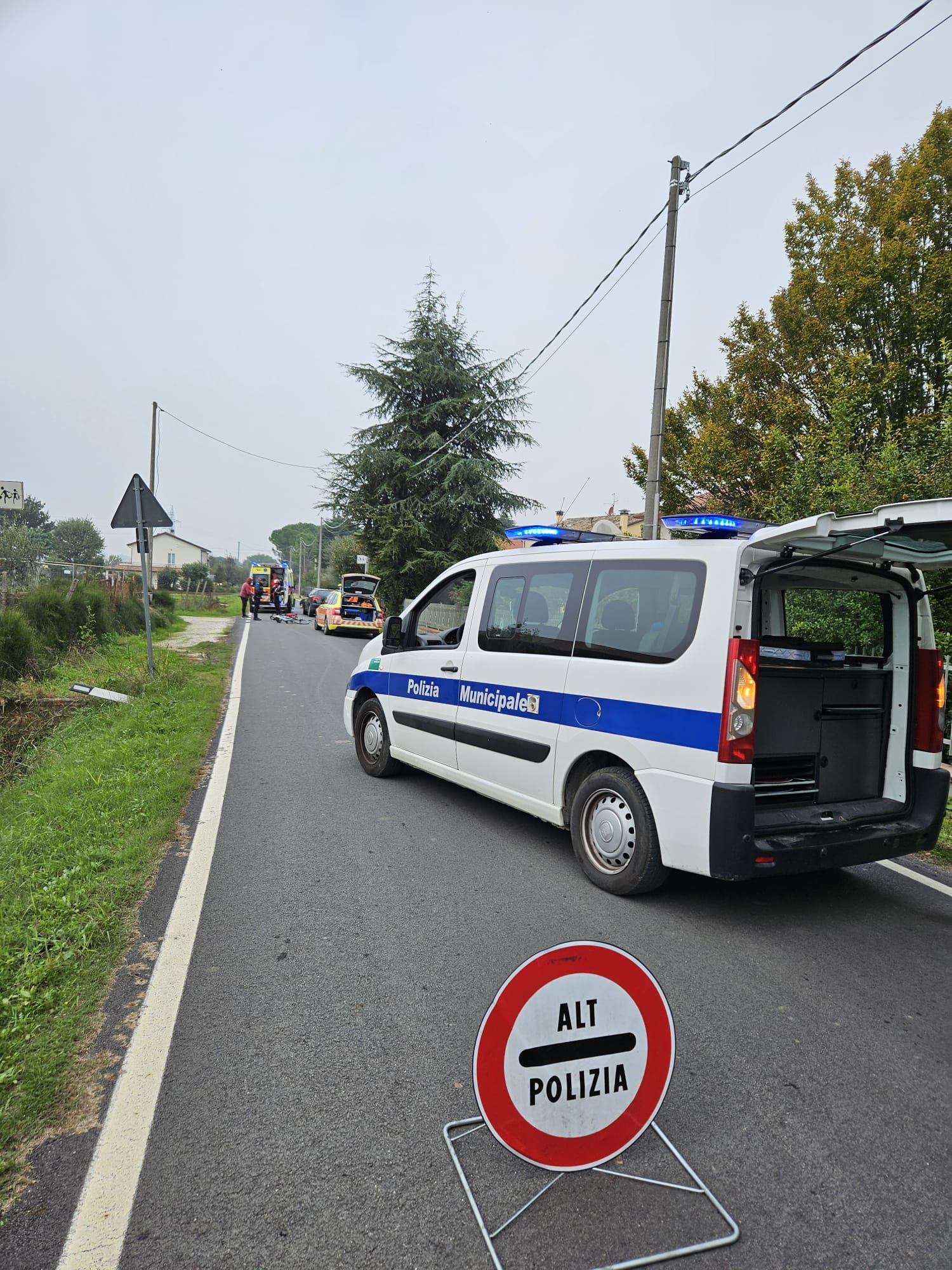 Polizia locale, intervento in via San Bartolo per i rilievi dopo un incidente grave