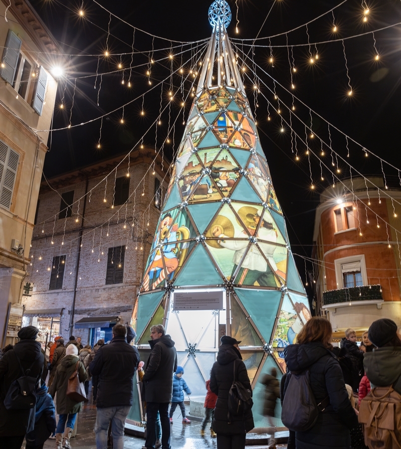 Accese le luci e il “Pino di Natale”, inaugurazione del presepe rinviata al 14 dicembre