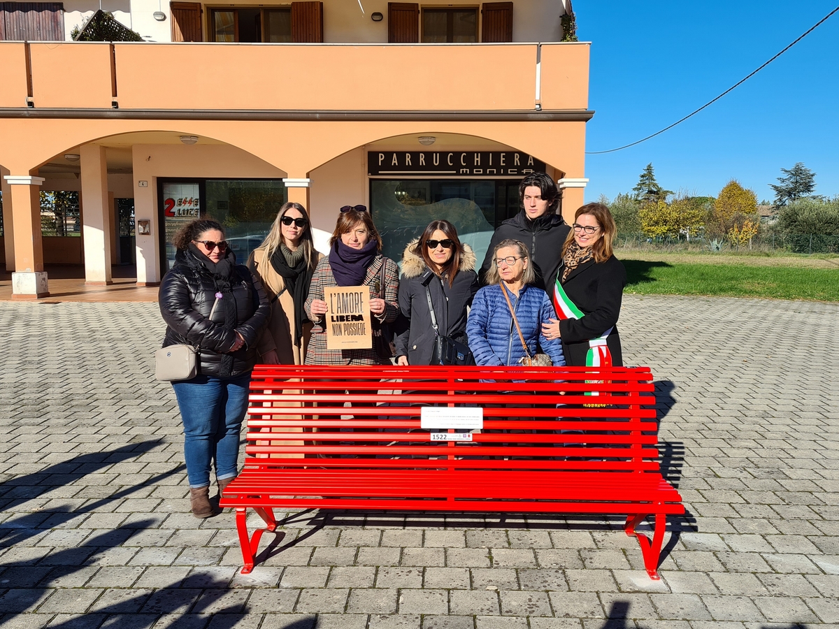 Giornata internazionale contro la violenza alle donne, due panchine rosse intitolate a Lorena Vezzosi e Roberta Caligari