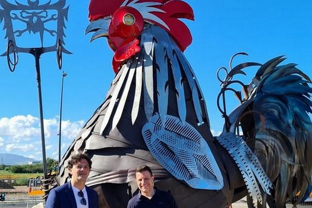 Il gallo e la caveja della Romagna nella rotatoria di San Vito